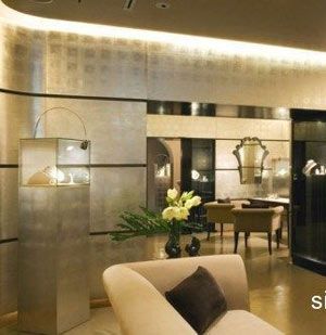 約旦王后rania的這套首飾出自羅馬的珠寶設(shè)計(jì)師fabio,這次去羅馬能采訪到時尚類品牌讓我覺得有些不可思議,因?yàn)閷τ谖叶,羅馬是個出產(chǎn)歷史,大理石,游艇的地方,而并非時尚和服飾。